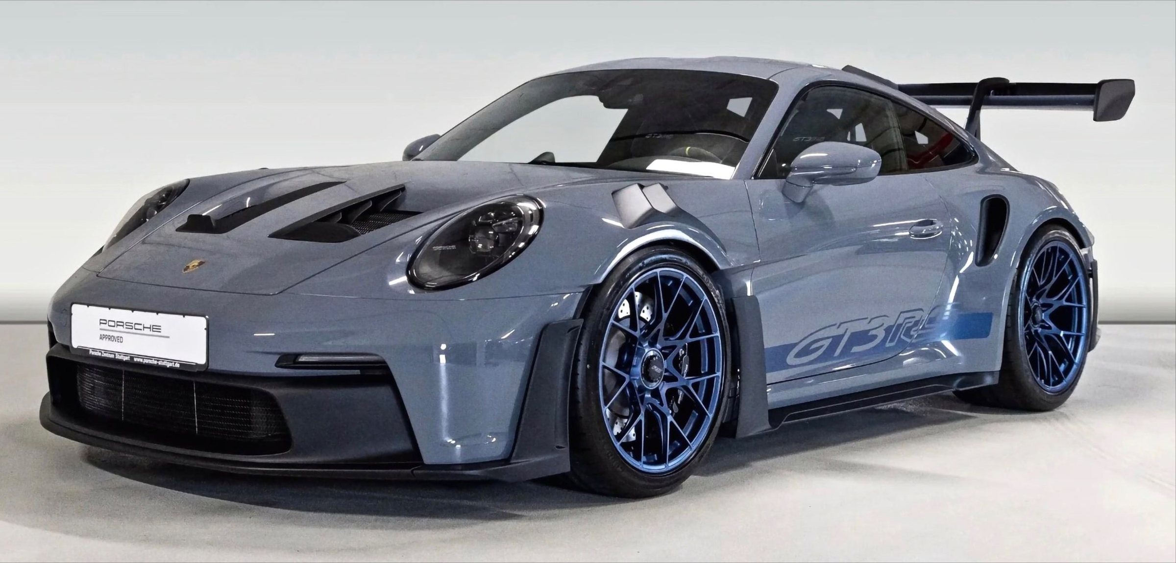 A grey Porsche 911 GT3 RS with blue wheels